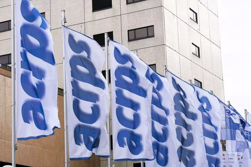 Flaggen mit acrps-Logo im Wind vor einem Gebäude