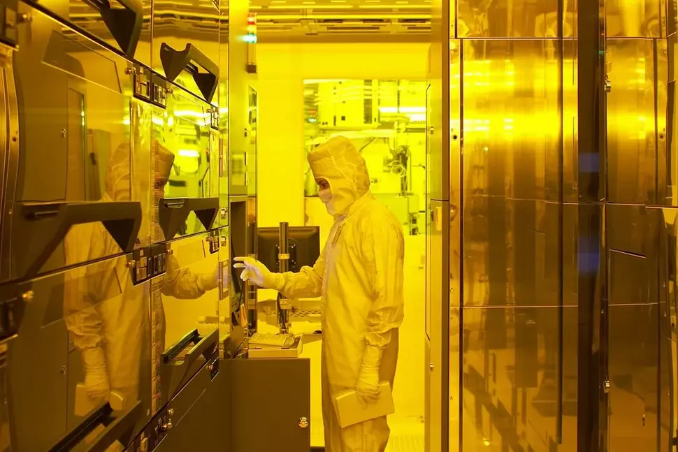 View into the clean room, GLOBALFOUNDRIES Fab 1 Dresden (Source: GLOBALFOUNDRIES)