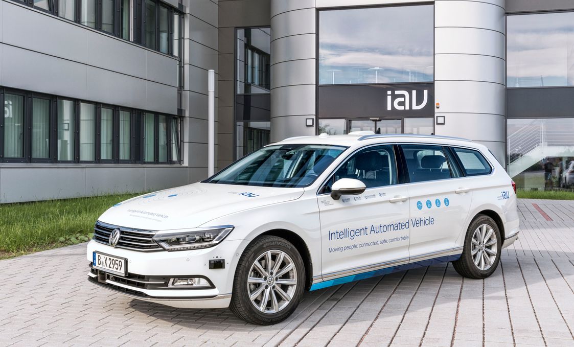 For years, IAV has been covering the approximately 70-kilometer route from Chemnitz to Dresden Airport in a converted VW Golf in a highly automated process. (Source: IAV GmbH, Chemnitz / Stollberg) 
